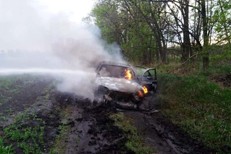 Під Дніпром на ходу загорівся автомобіль