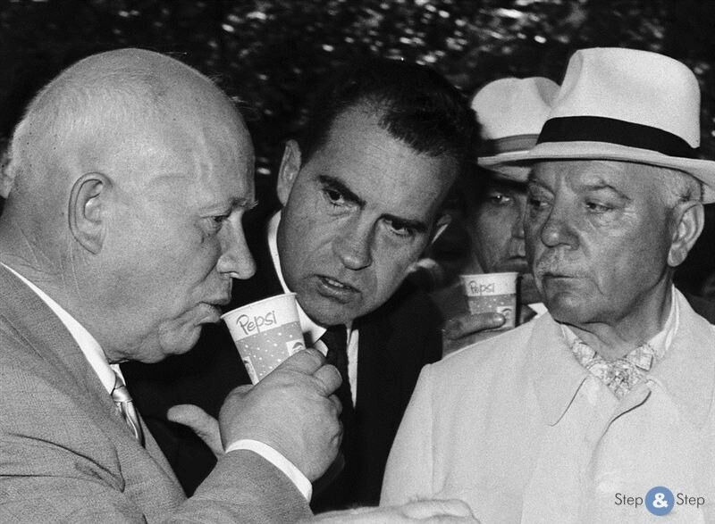 Микита Хрущов куштує "пепсі-колу", 1959 рік