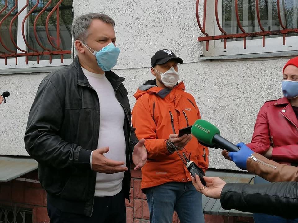 Синютка и Княжицкий передали медикам Львовщины партию защитных костюмов и очков