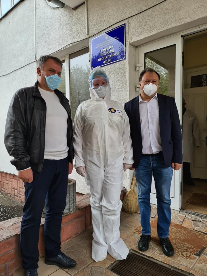 Синютка и Княжицкий передали медикам Львовщины партию защитных костюмов и очков