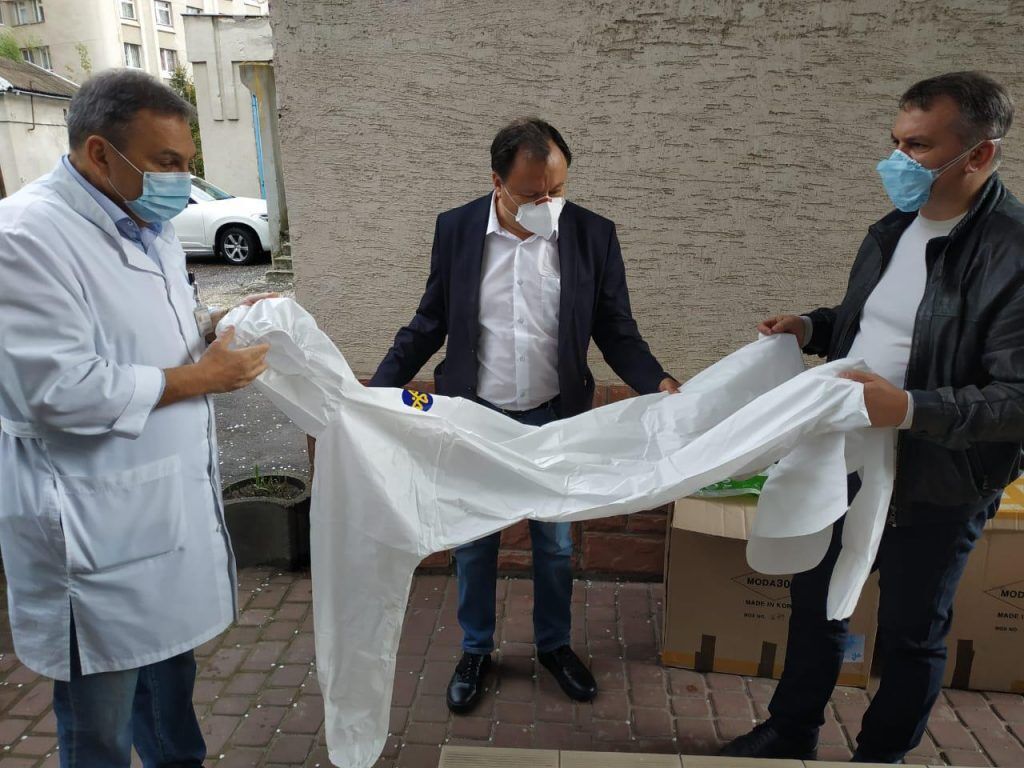 Синютка и Княжицкий передали медикам Львовщины партию защитных костюмов и очков