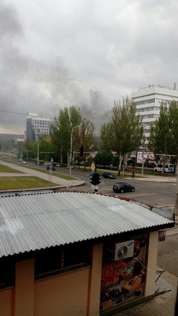 У центрі Донецька пролунав вибух: фото і відео з місця НП