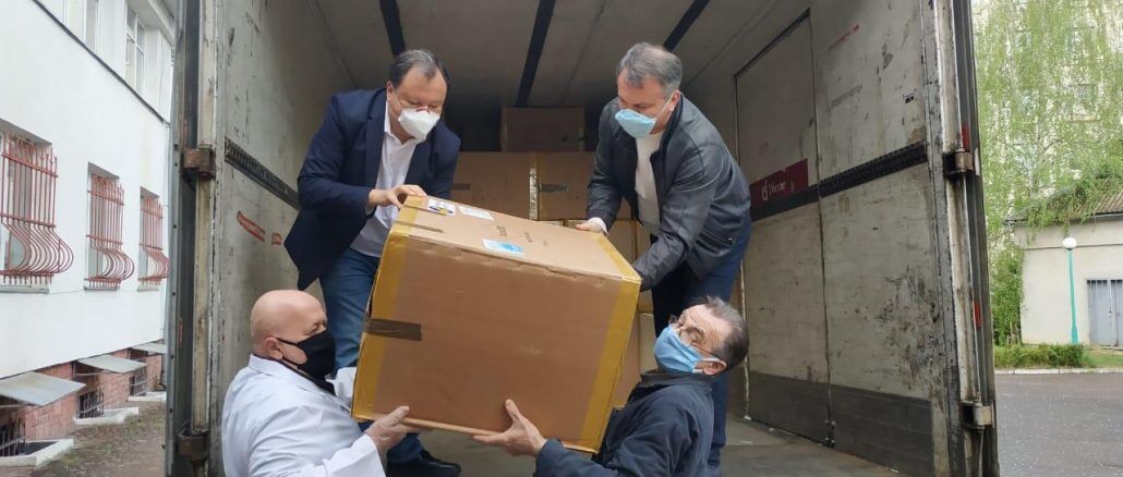 Синютка и Княжицкий передали медикам Львовщины партию защитных костюмов и очков