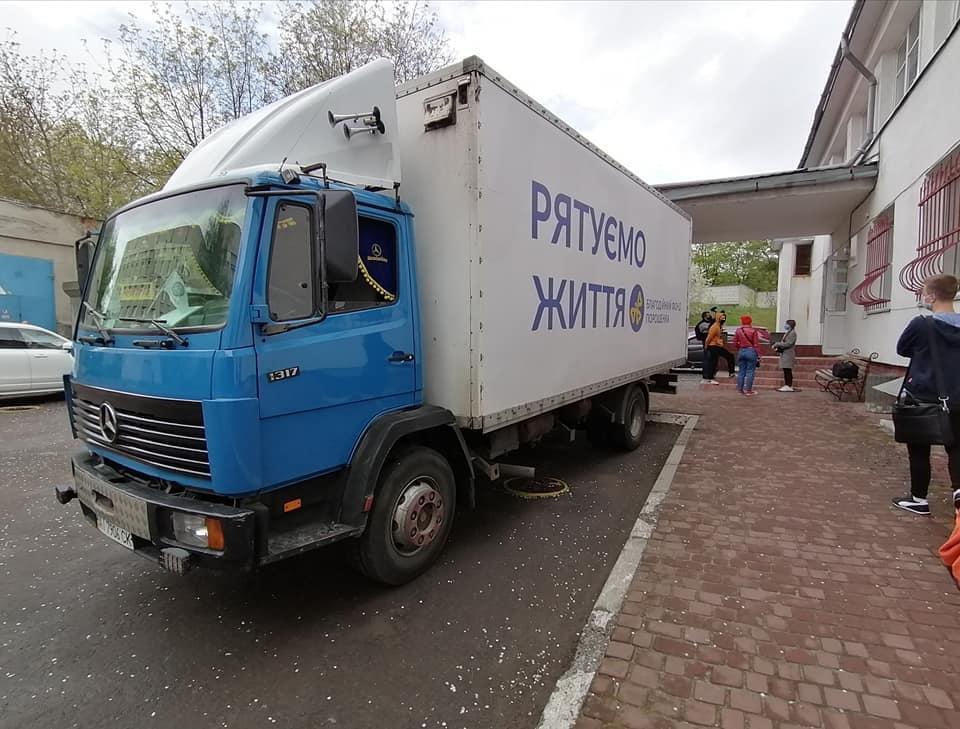 Синютка и Княжицкий передали медикам Львовщины партию защитных костюмов и очков