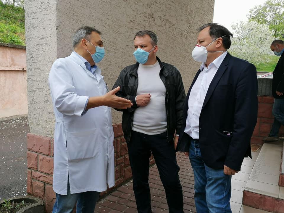 Синютка и Княжицкий передали медикам Львовщины партию защитных костюмов и очков