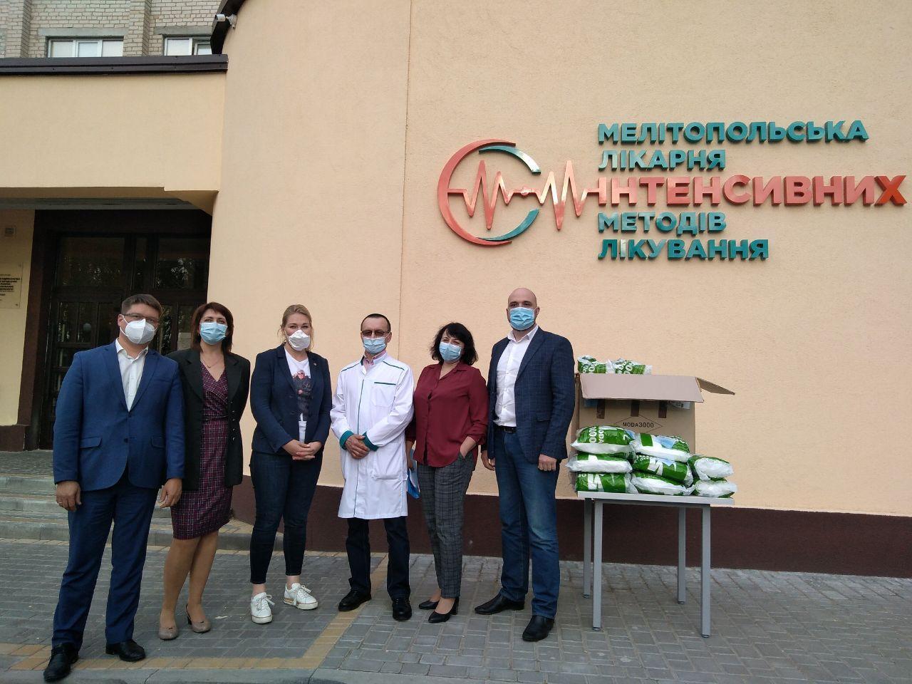 Фонд Порошенко передал в Запорожскую область 500 защитных костюмов для врачей