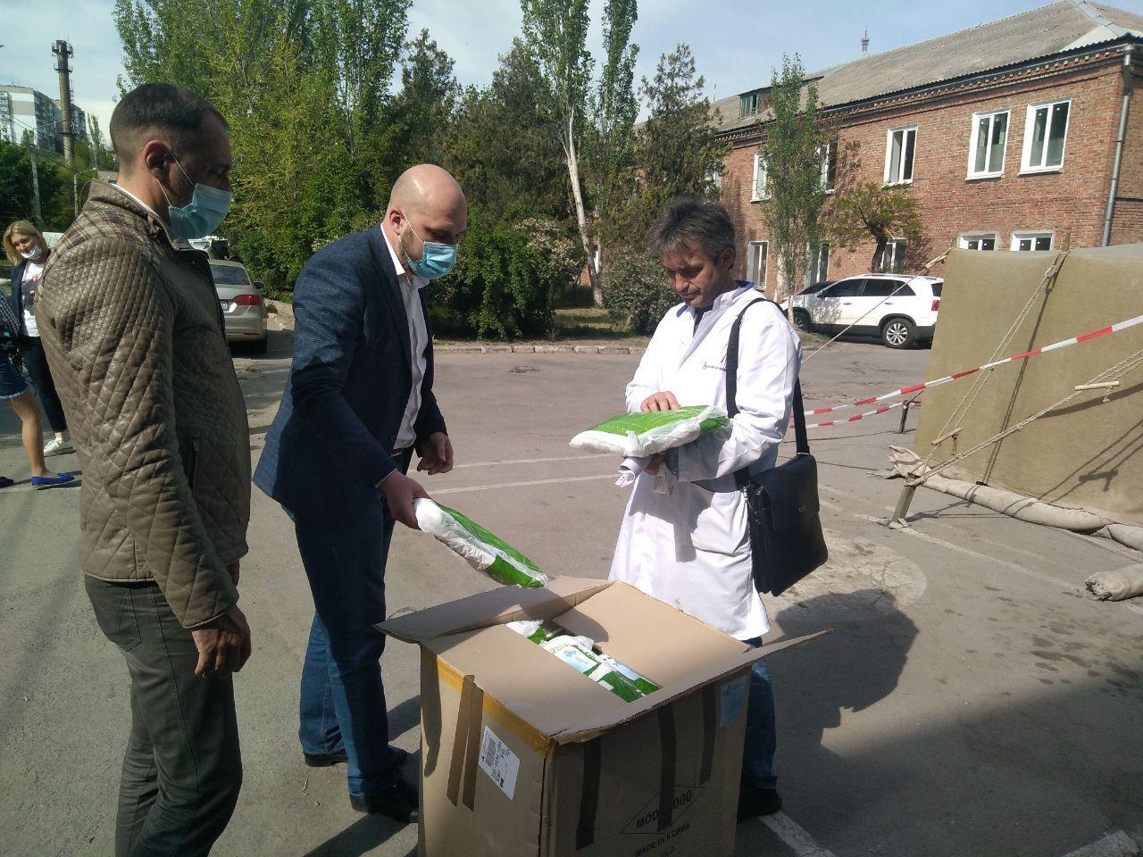 Фонд Порошенко передал в Запорожскую область 500 защитных костюмов для врачей
