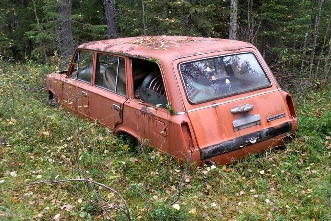 Радянські авто, кинуті у фінському лісі