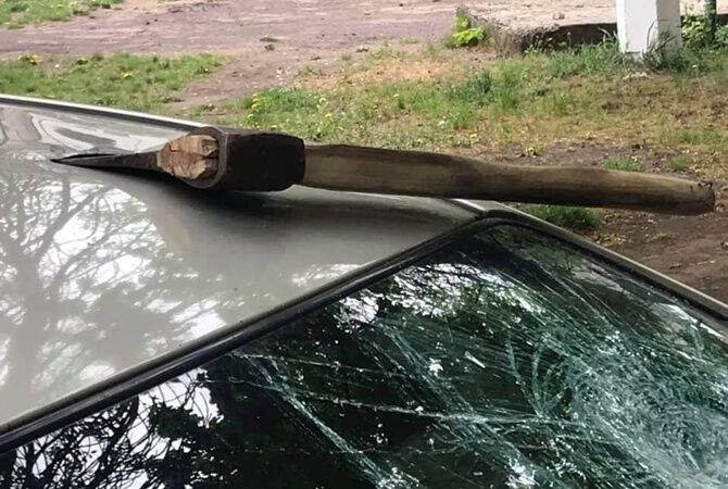 Машину ректора Донецкого медуниверситета повредили топором