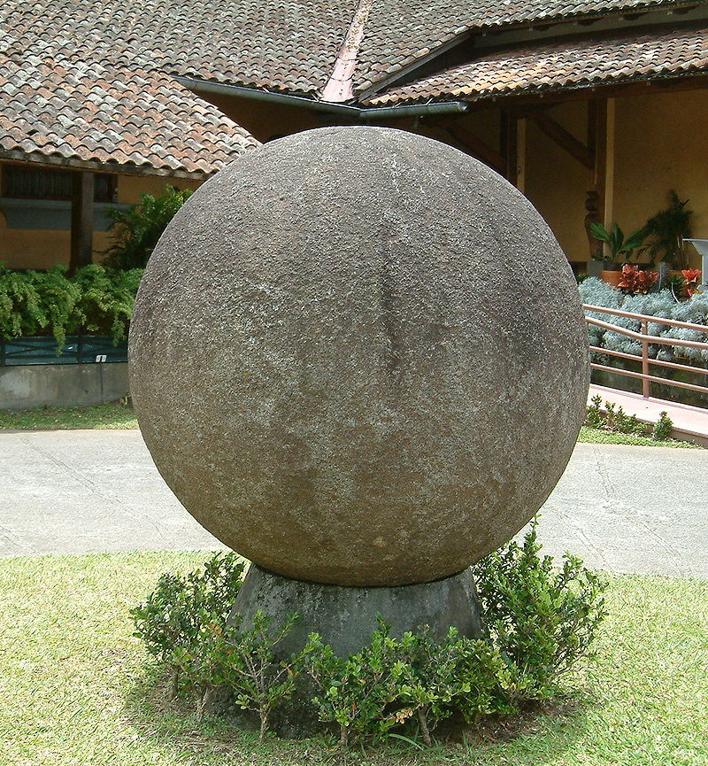 Каменная сфера во дворике Национального музея Коста-Рики