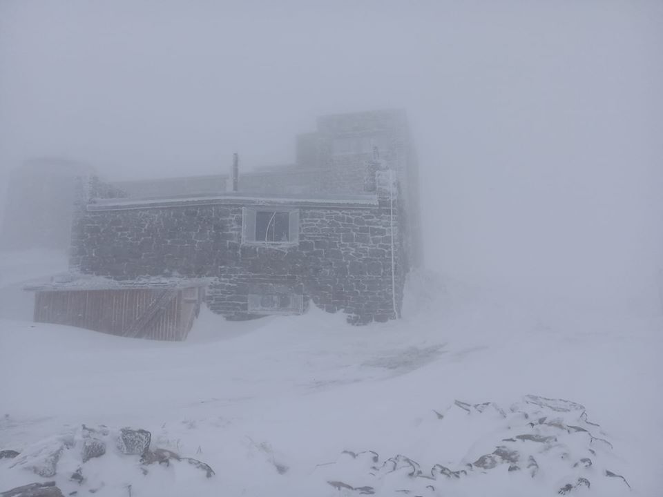 На горі Піп Іван Чорногірський 7 травня випало 15 см снігу