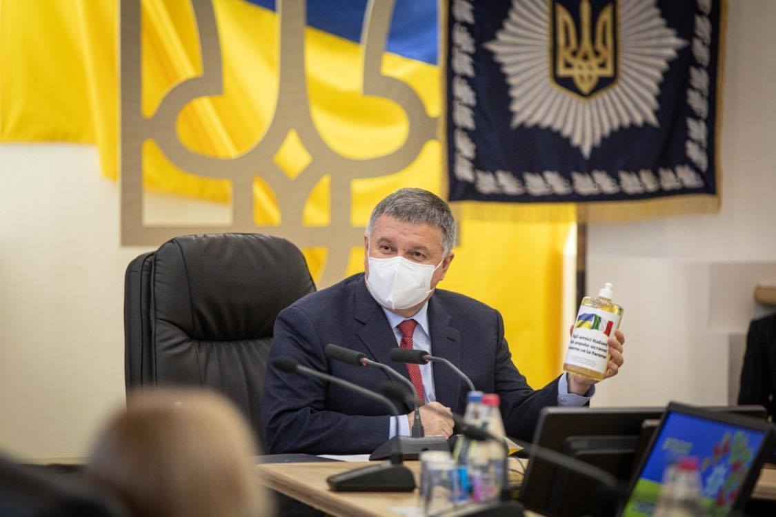 Аваков нагородив українських лікарів, які повернулися з Італії