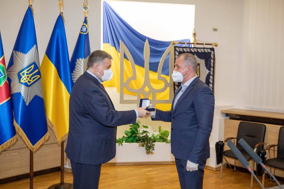 Аваков наградил украинских врачей, вернувшихся из Италии