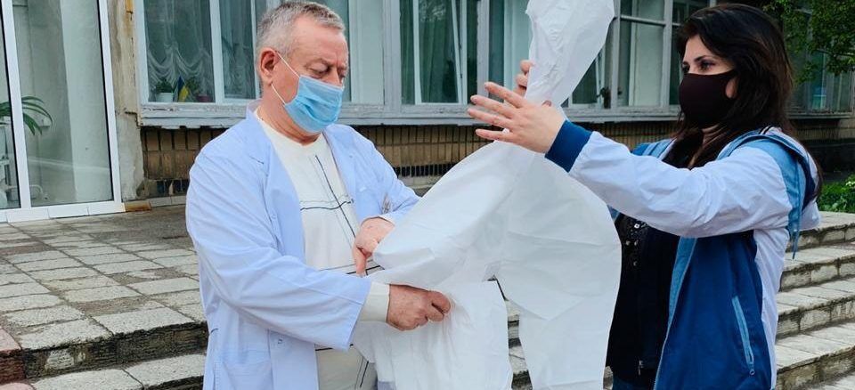 Фонд Порошенко поддержал врачей Харьковщины: переданы сотни защитных костюмов