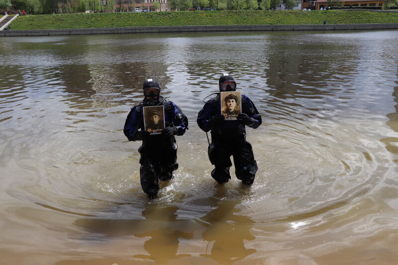 Водолазы в Орле устроили шествие "Бессмертного полка" по дну реки