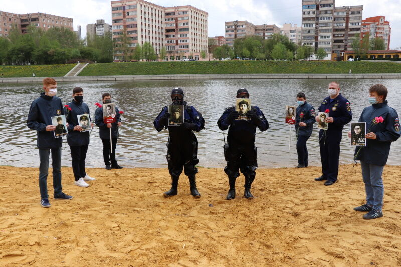 Водолазы в Орле устроили шествие "Бессмертного полка" по дну реки