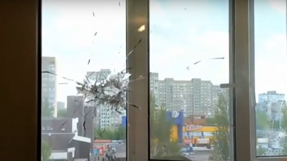 На Троєщині з автомата обстріляли ринок: кулі влучили в житлові будинки