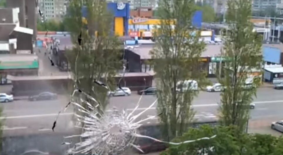 На Троєщині з автомата обстріляли ринок: кулі влучили в житлові будинки