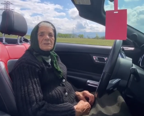 90-летняя украинка на Ford Mustang