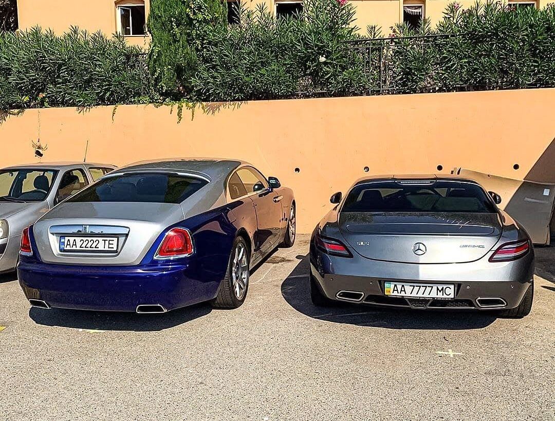 Rolls-Royce Wraith и Mercedes SLS AMG из Украины на парковке в Монако