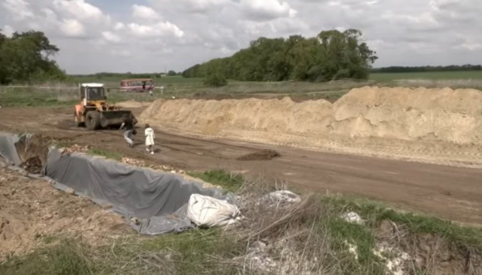 На Полтавщине в поле закопали 600 тысяч трупов кур