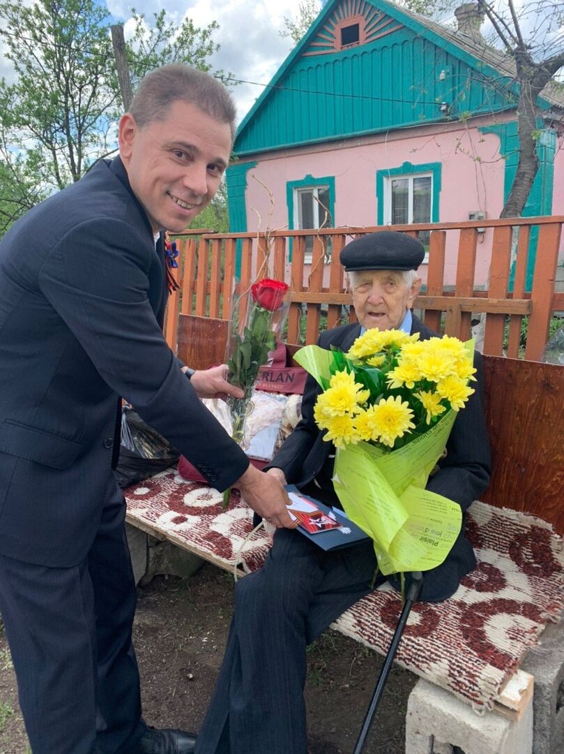 Коронавирус в подарок: в "ЛНР" ветеранов войны поздравили с 9 мая без защитных масок. Фото
