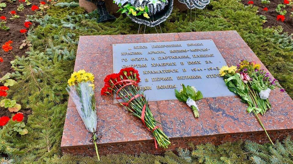 Сивохо заявив, що 9 травня його команда поклала квіти в Донецьку. Фото