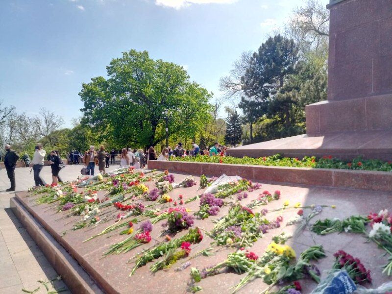 Одесситы возложили цветы к монументу