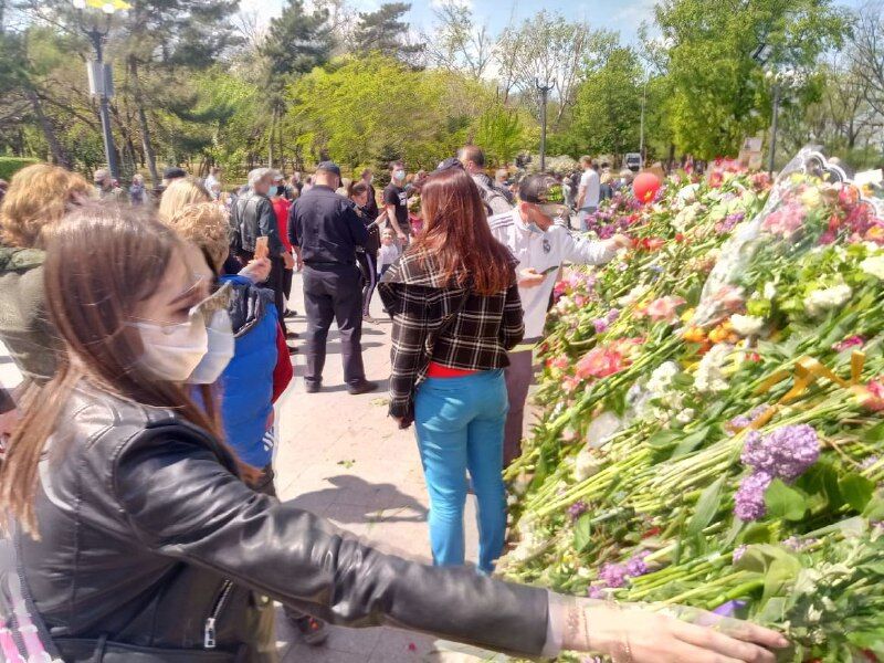 Одесситы возложили цветы к монументу