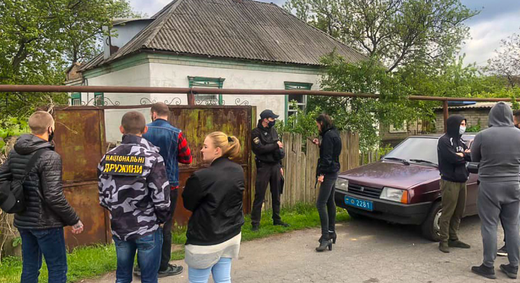 Під Дніпром чоловік повісив цуценя біля свого будинку: його затримала поліція. Фото