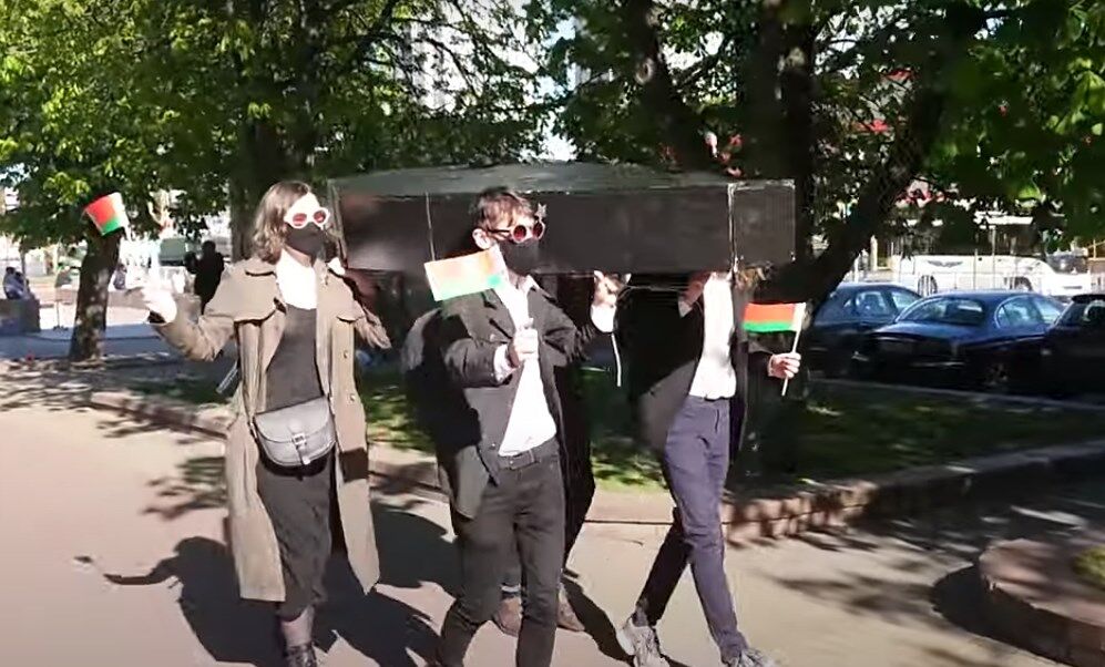 В Минске на репетиции парада станцевали с гробом