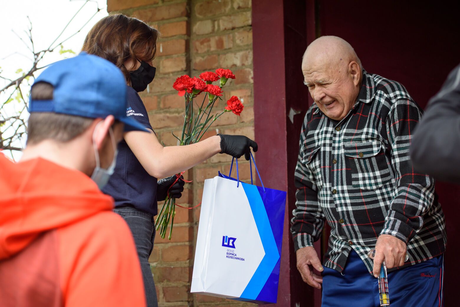 День Перемоги на Донбасі: ветеранів вітають зірки спорту і благодійники