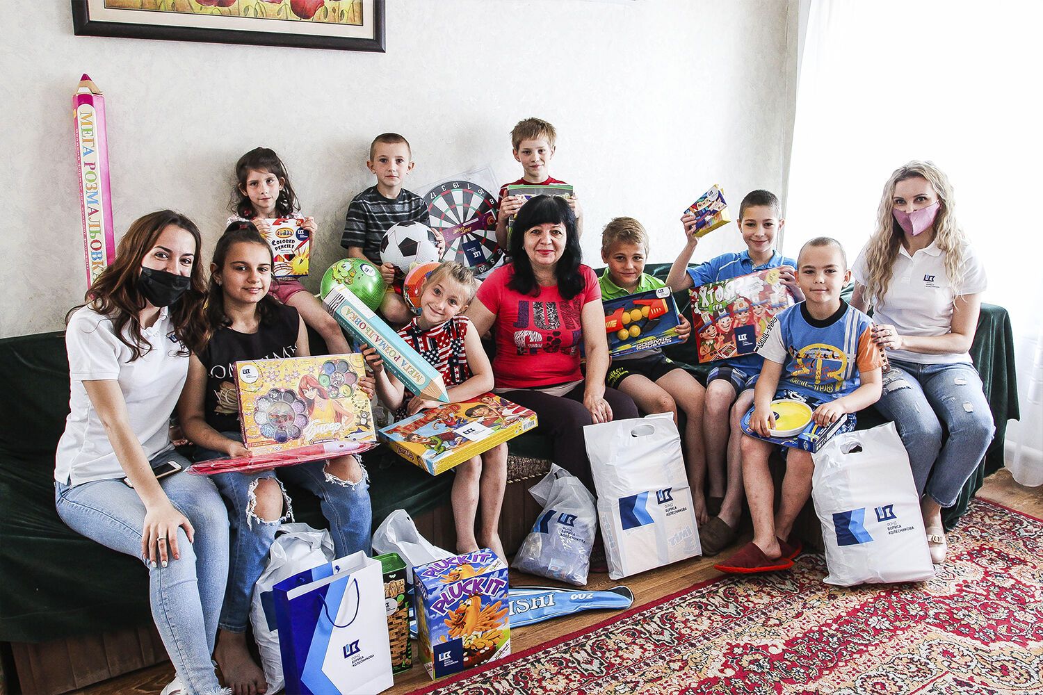 День захисту дітей на Донеччині: подарунки і привітання від благодійників і хокеїстів