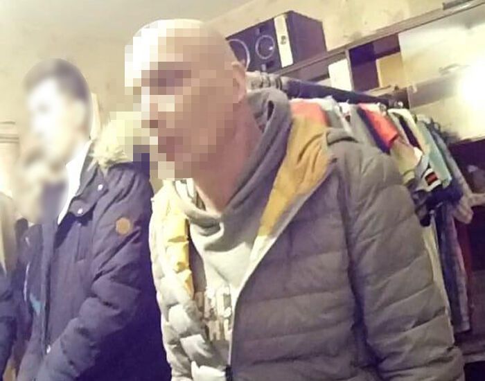 У Києві 50-річного чоловіка затримали за розбещення школярок