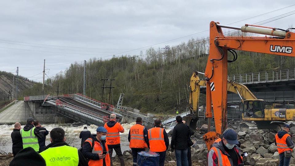 В России река "смыла" железнодорожный мост