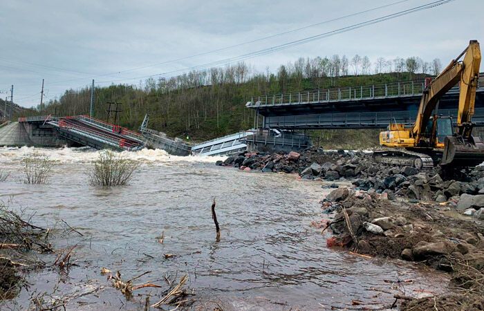 В России река "смыла" железнодорожный мост