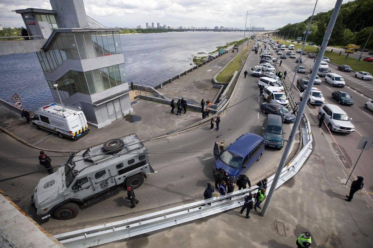 В Киеве мужчина угрожал взорвать мост Метро