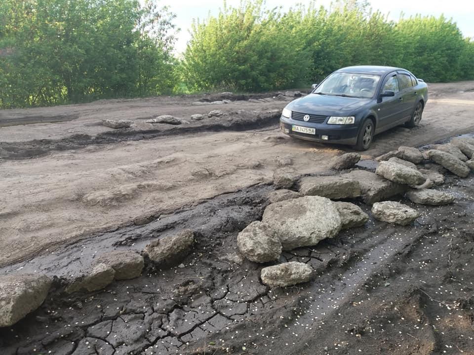 "30 км потрібно їхати 1,5 години": як виглядає найгірша в Україні дорога