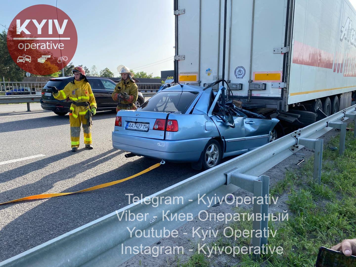 Под Киевом авто снесло крышу грузовиком