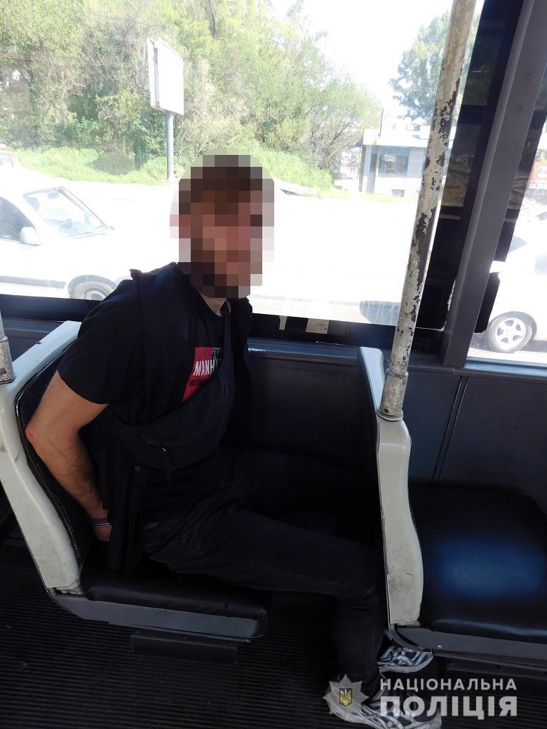 У Києві ображений чоловік розбив вікно тролейбуса і голову жінки