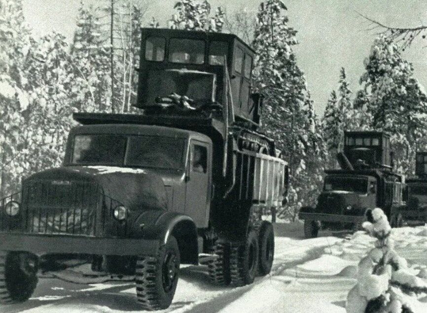 КрАЗ-222 перевозять гусеничні бульдозери, 1962 рік