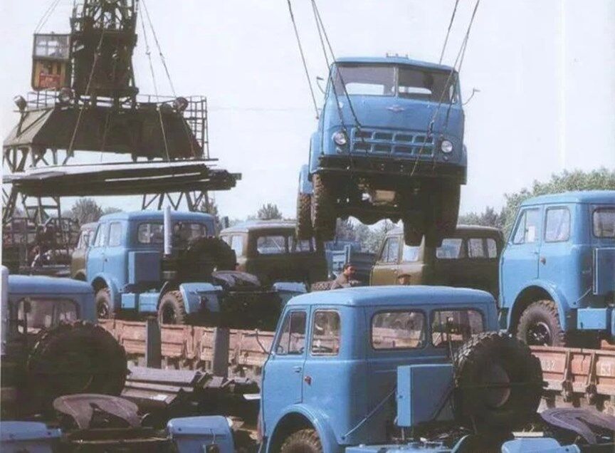 Новые грузовики МАЗ-500 готовят к отправке по железной дороге, 1980 год