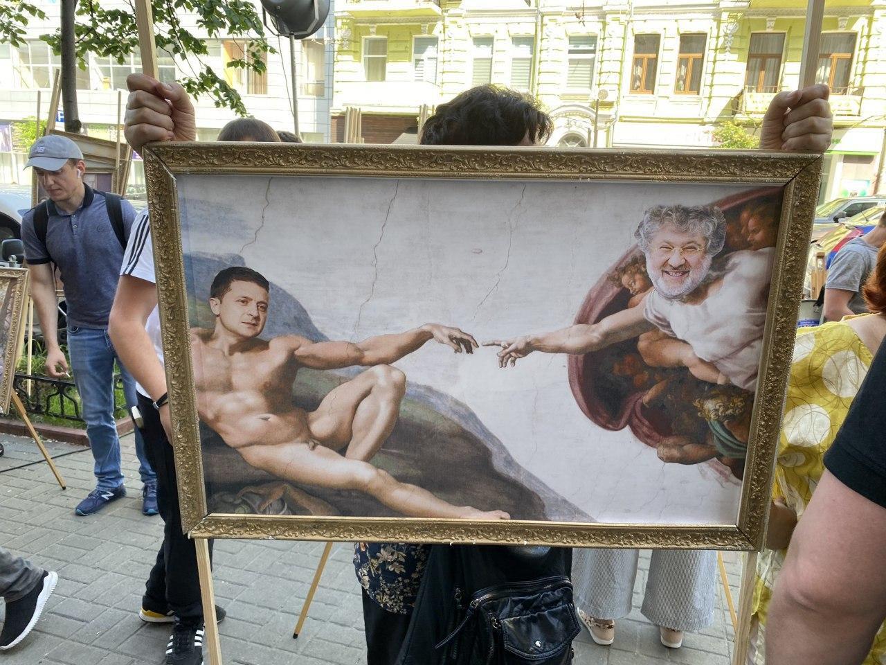Под ГБР устроили акцию в поддержку Порошенко: власть потролили точными карикатурами. Фото