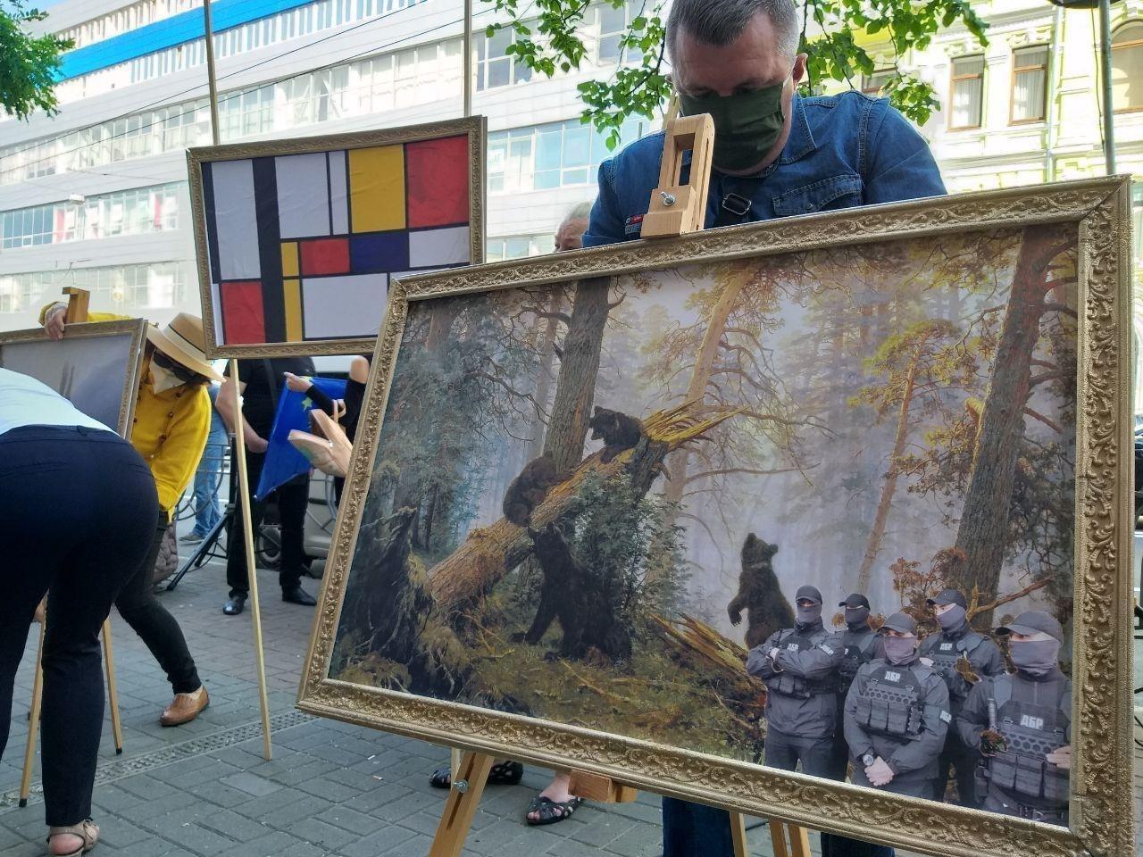 Под ГБР устроили акцию в поддержку Порошенко: власть потролили точными карикатурами. Фото
