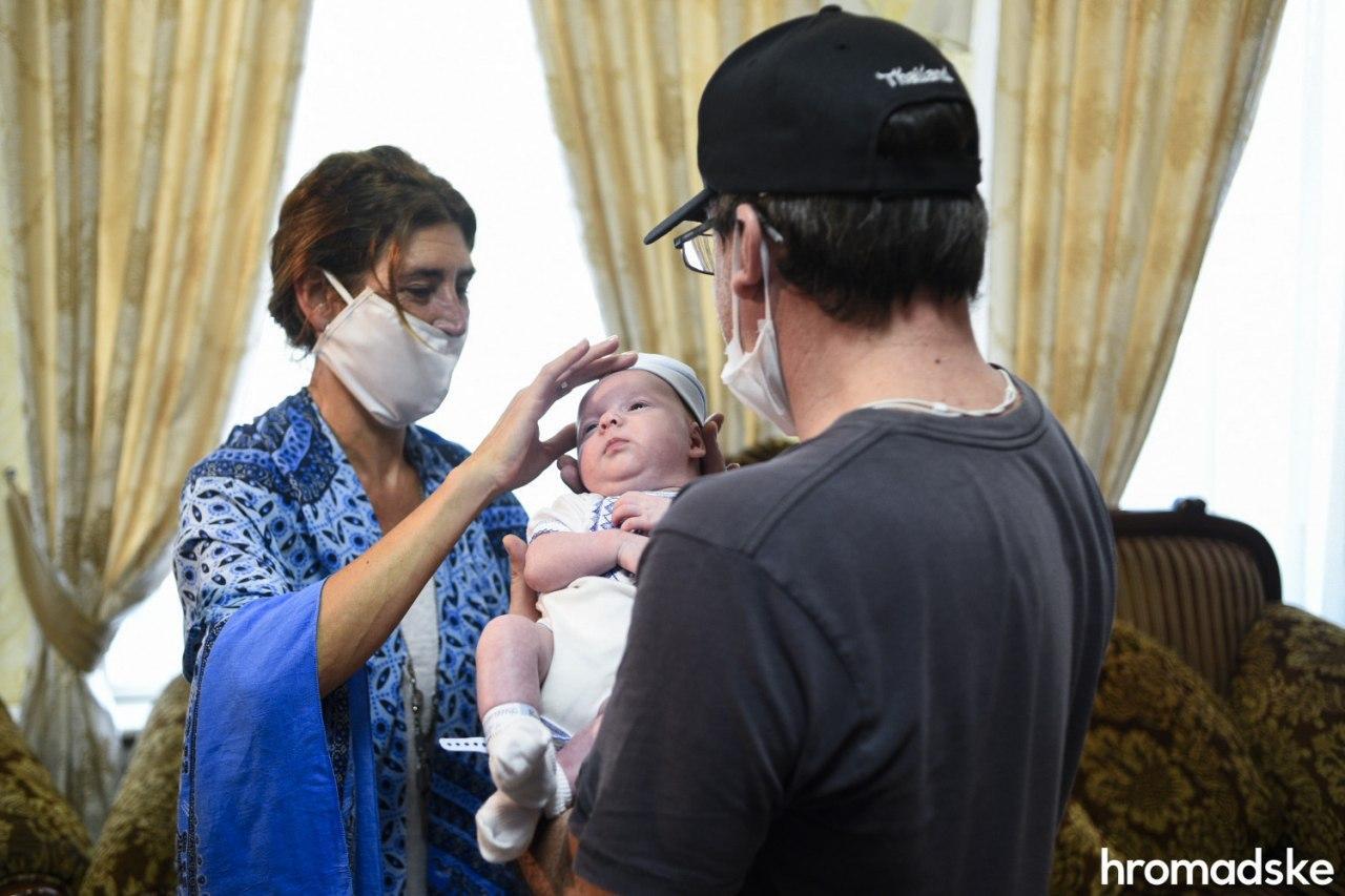Родители-иностранцы прилетели забрать младенцев, рожденных от украинских суррогатных матерей