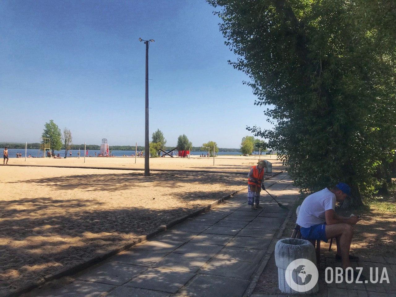 Коммунальные службы Днепра активно приводят в порядок городские пляжи