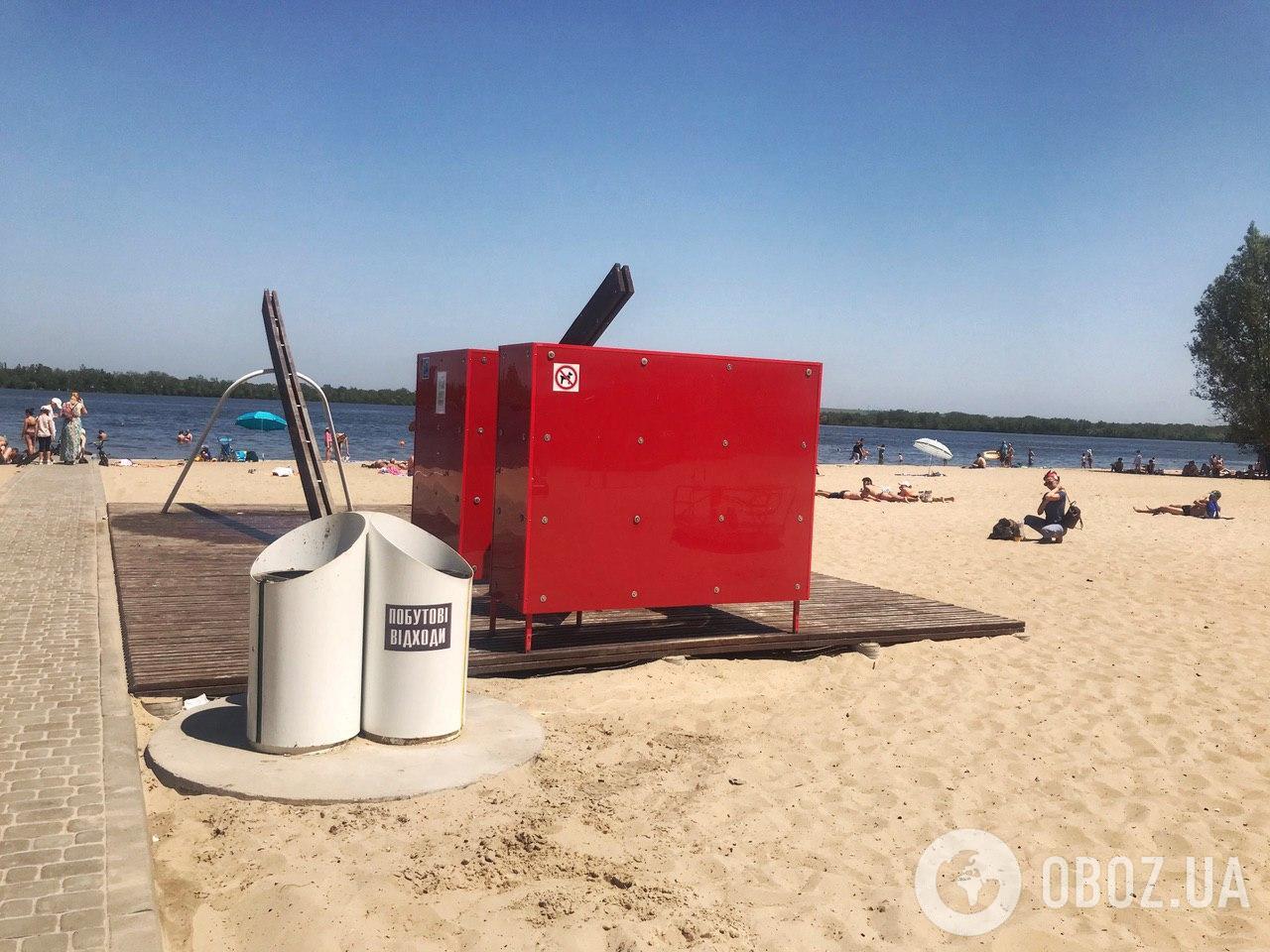 На пляжах Днепра установлены мусорные баки для отходов
