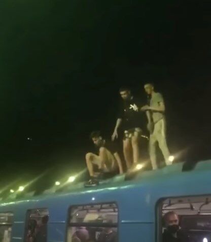 В Киеве подростки побегали по вагону метро