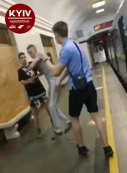 В Киеве подростки решили прокатиться между вагонами