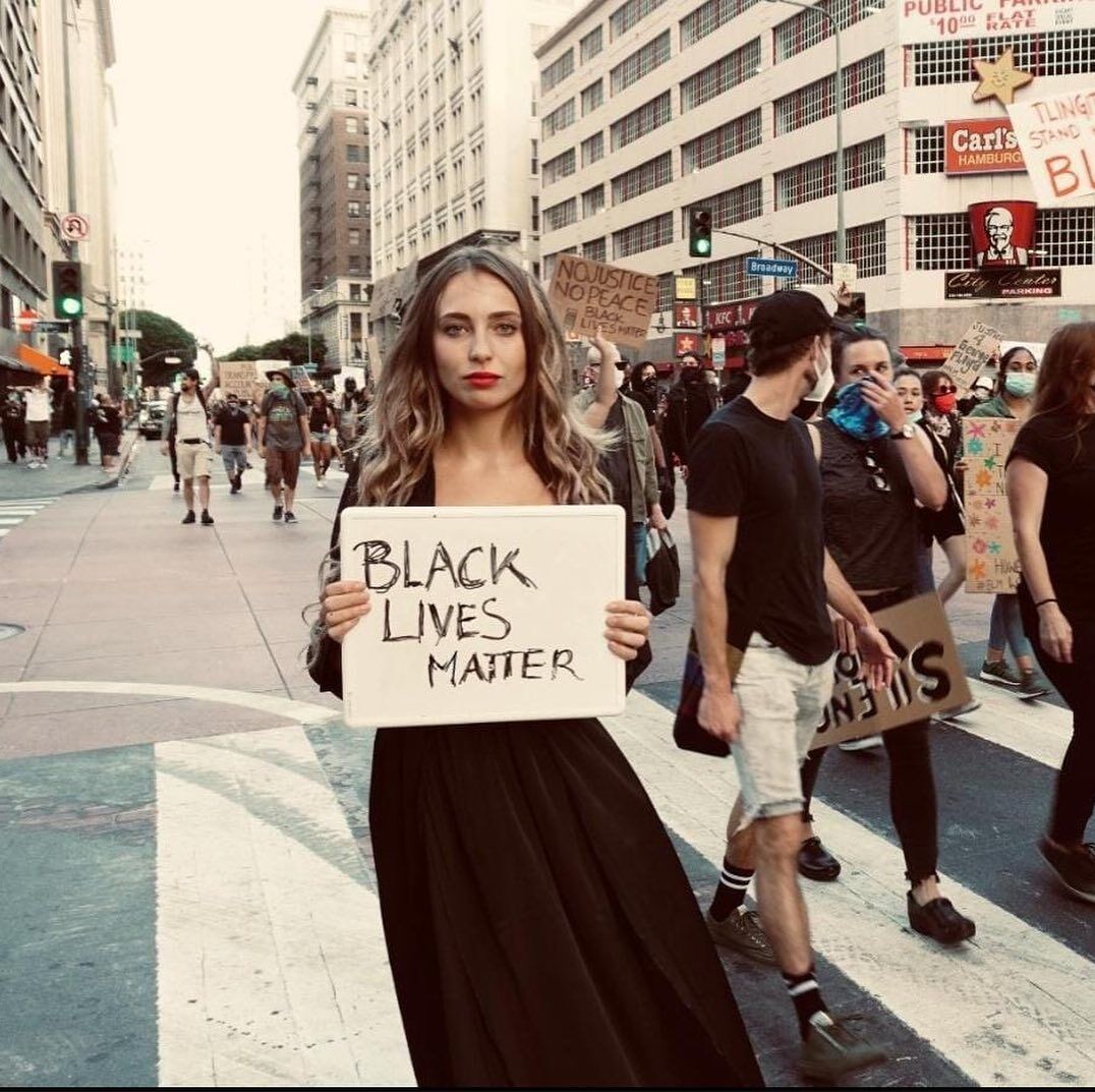 Российскую Instagram-модель затравили из-за фото с протестов